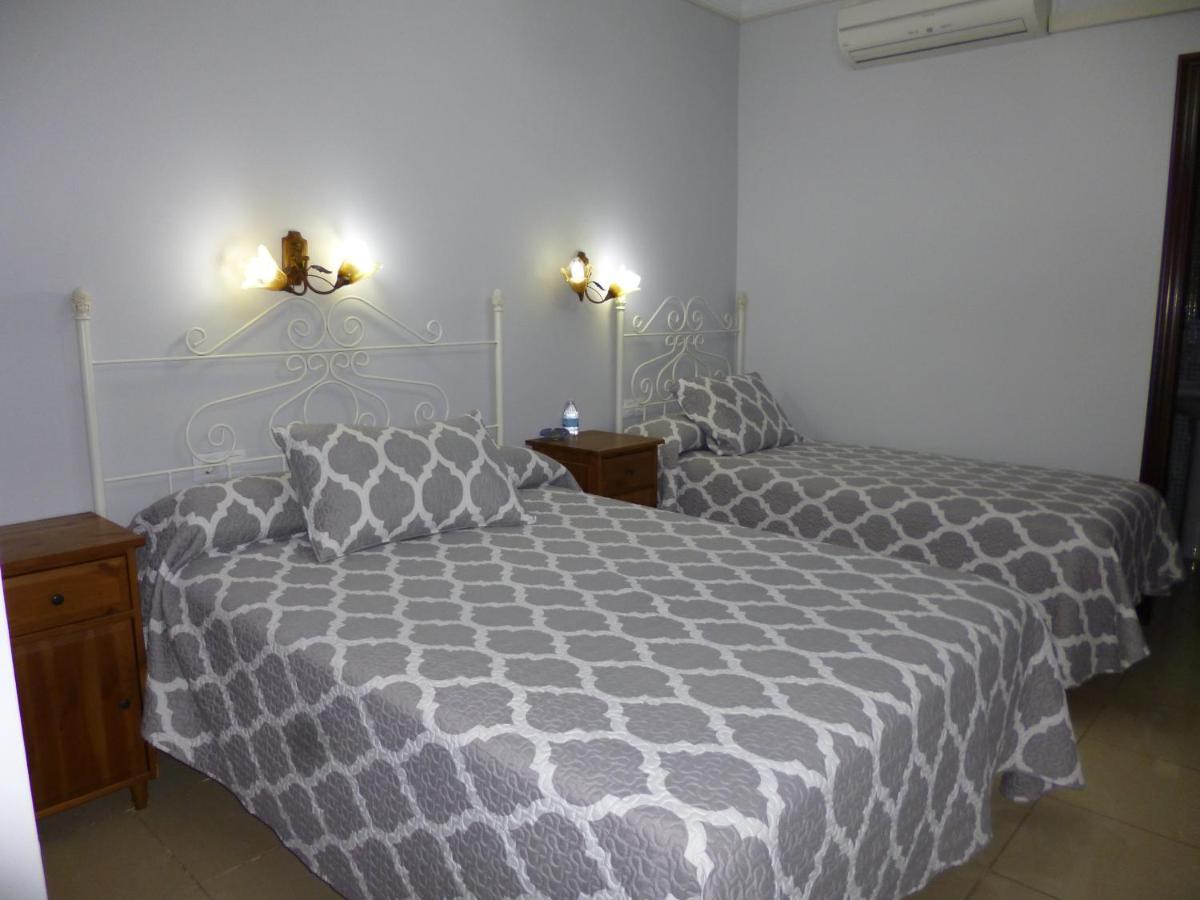 Hostal Virgen Del Rocio Лос Паласиос и Вияфранка Екстериор снимка